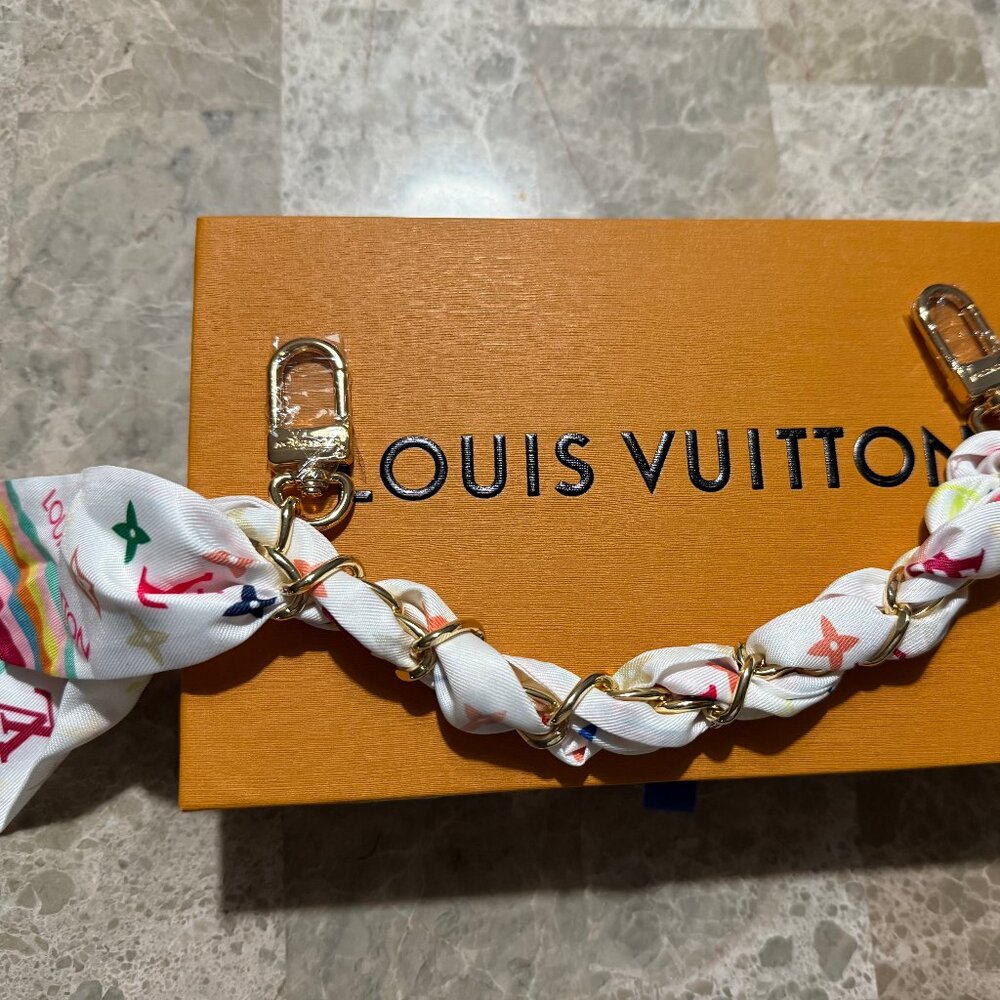 Stunning Brand-New Fashion Bag Charm-Comes with Box and Dust Bag!